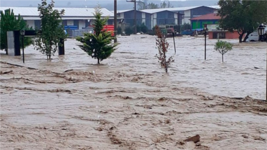 Sel suları çekildikten sonra itfaiyeci güvenliği